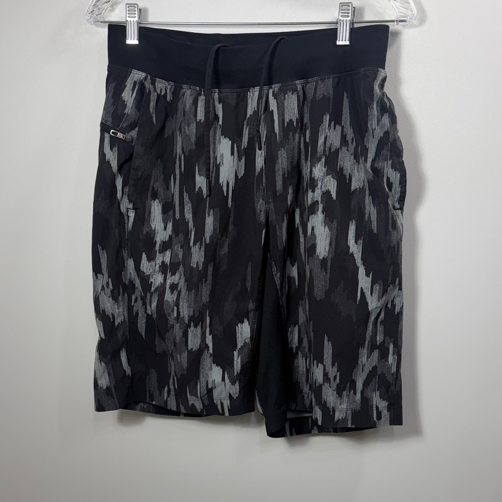 Lululemon Men’s THE shorts Black and Gray Patterned Athletic size medium